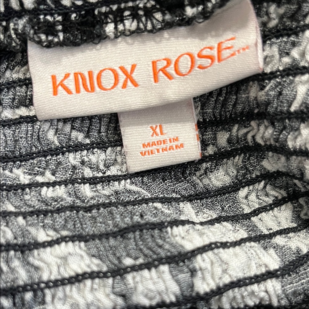 Black & White Floral Jumpsuit Romper - Sleeveless with pockets. - Picture 5 of 5